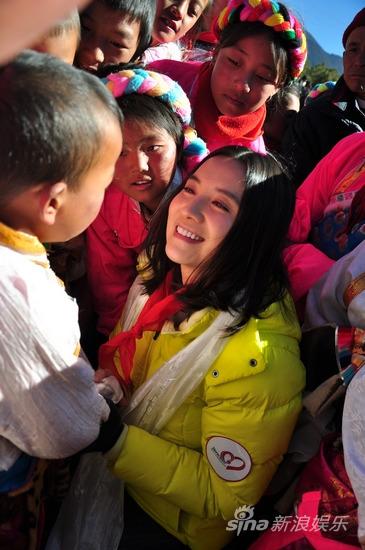 小宋佳送爱心到边陲 踏上云南非遗保护之旅【图】
