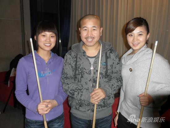 九球姐妹花观看东北二人转 文体名人互为粉丝