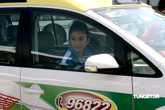 黄奕弃专车坐出租车 宣传环保提倡绿色出行【图】