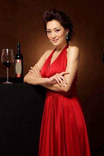 孟广美红裙动人