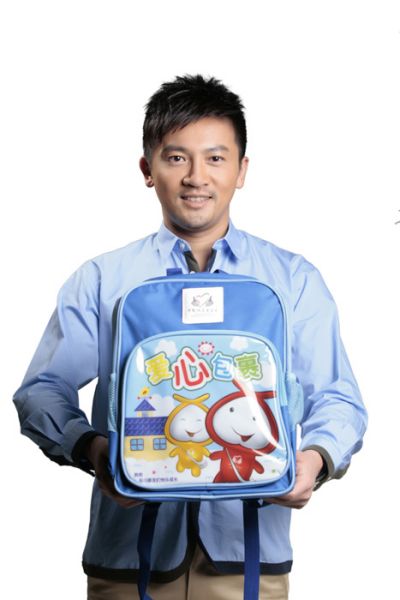 苏有朋持爱心包裹