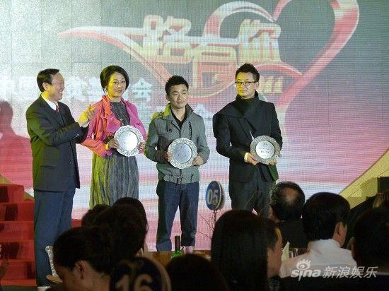 王宝强接受扶贫基金会形象大使证书