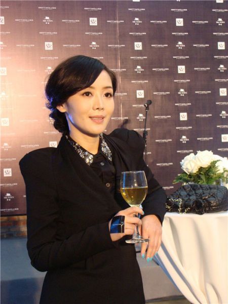 车永莉黑色洋装