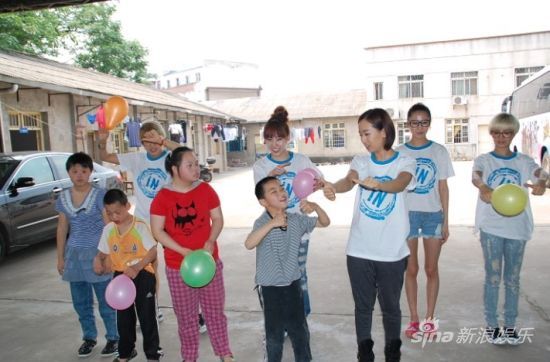 SARA探望福利院儿童 唱韩国经典儿歌《三只熊