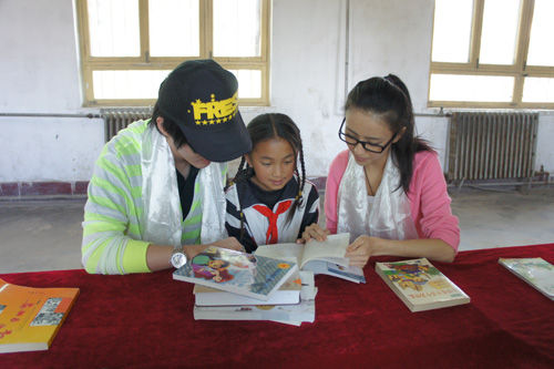佟丽娅热心公益前往青海 梦想基金助儿童成长