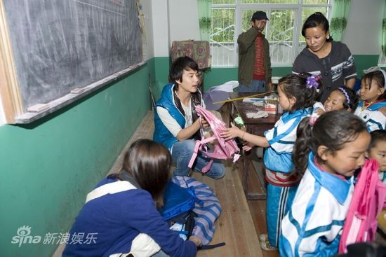 马天宇探望西藏小学