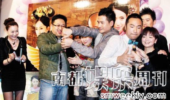 于正是何晟铭再度走红的贵人，两人为《宫》庆功