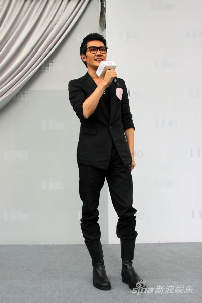 冯绍峰七夕唱《红豆》 献真爱誓言粉丝喊杨幂