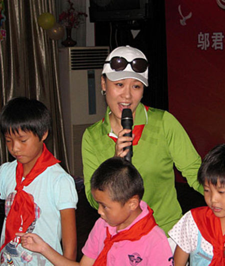 邬君梅上海举行爱心捐赠 与孩子同乐热心公益