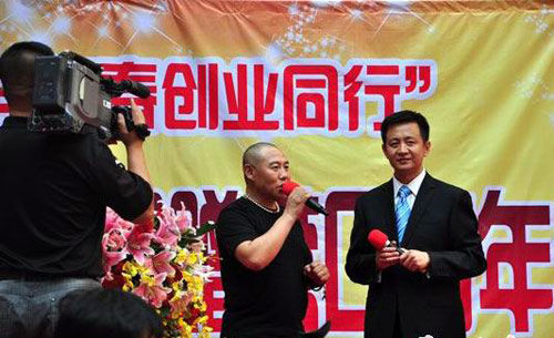 “红旗飘飘”李杰返家乡捐款助力青年创业(图)
