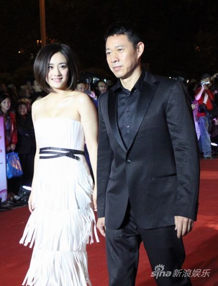 张丰毅现身舞蹈大赛颁奖 型男魅力亮相红毯(图