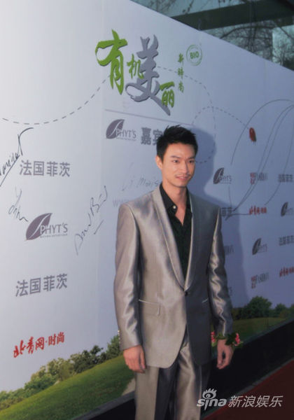 江洋亮相红毯