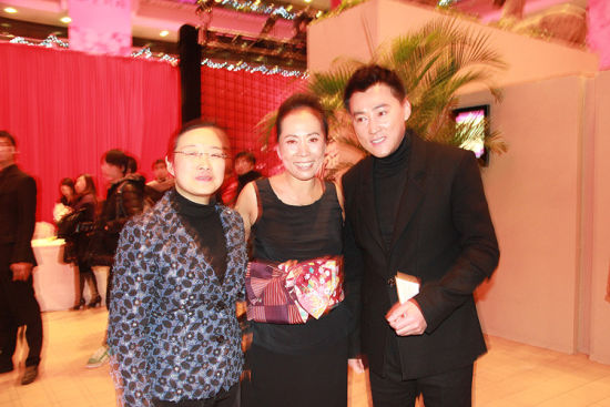 刘小峰帅气为媒体颁奖 尽显儒雅绅士风度