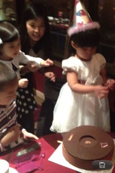 李湘女儿穿公主裙切蛋糕