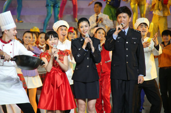 郭家铭再穿警服开场献拜年歌(图)