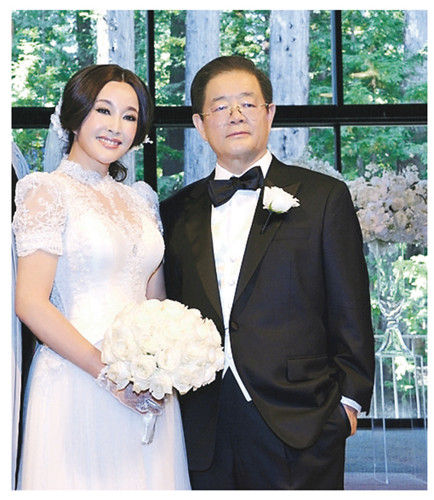 中新网8月23日电 据香港《明报》消息,58岁刘晓庆与71岁丈夫王晓玉