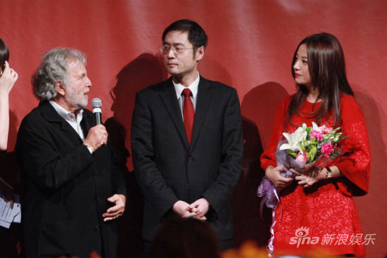 赵薇中国红闪耀纽约影节 获杰出贡献艺人