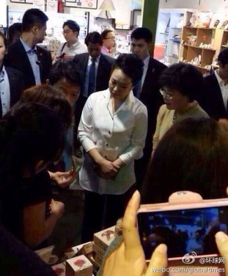 彭丽媛光顾韩国商场 同款发夹卖断货(图)