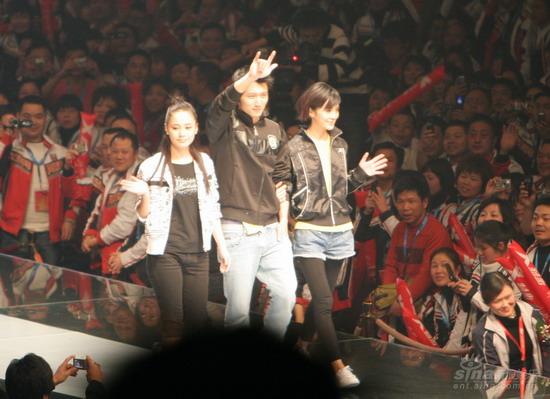 独家谢霆锋阿娇现身北京 出席某公司活动【图】