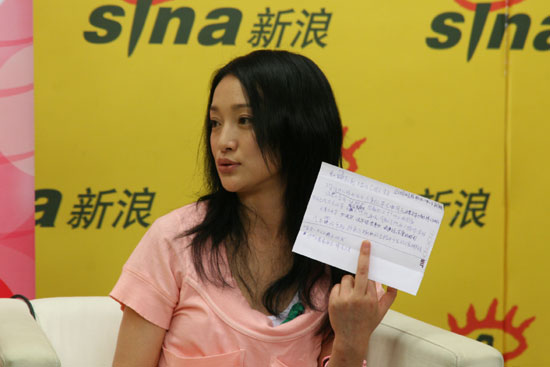 图文：周迅做客聊星星计划--手举环保小贴士
