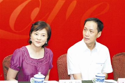 “问题男人”冯远征出书纪念结婚15周年(组图)