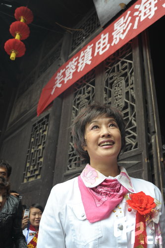 组图:刘晓庆重返湘西芙蓉镇 开心品尝米豆腐