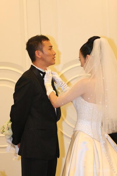 独家组图吴子牛喜证婚杨光为聂远整理着装