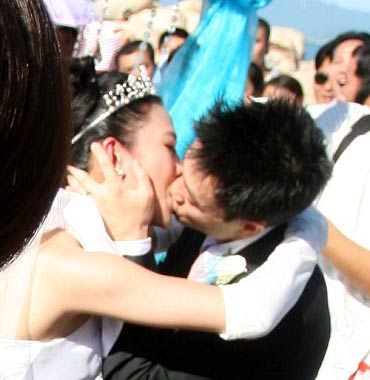 图文：杨威杨云三亚盛大婚礼-夫妻现场激吻