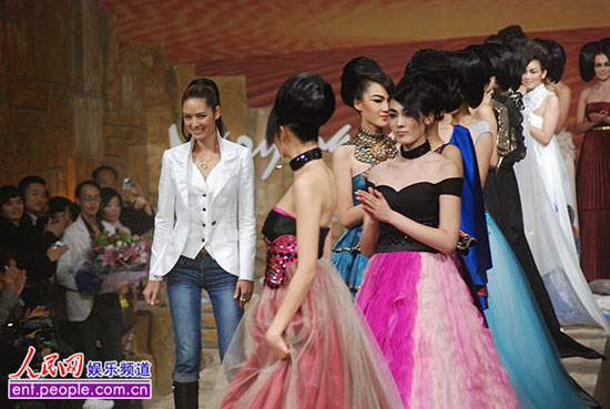 马艳丽携女儿亮相中国国际时装周