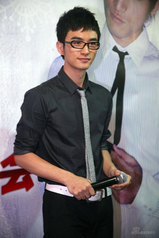 圣诞节张晓晨扮圣诞老人送粉丝礼物(组图)