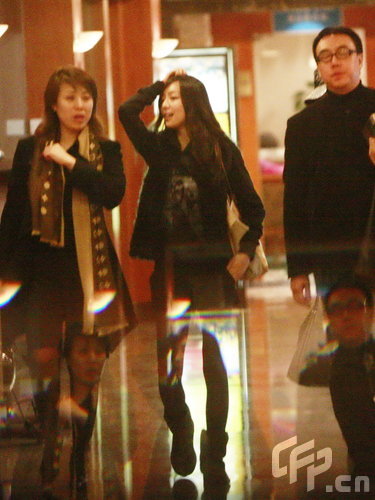 张静初素颜享美食 男女友人陪聊到深夜