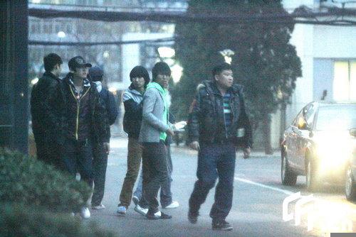 组图羽泉不受经济危机影响豪气换宝马新座驾