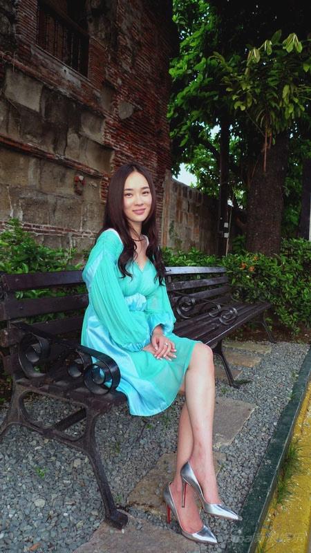 组图:霍思燕最爱旅行 湖蓝裙装徜徉夏日阳光