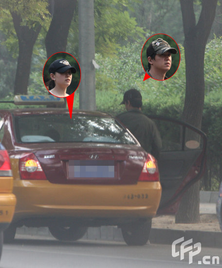 潘粤明车祸后首曝光 恢复神速与董洁散步【图】