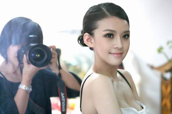 组图:马露儿拍摄化妆品广告 迷人笑容惹人怜爱