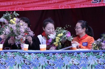 组图：索妮接棒爱心大使端午青海慈善忙