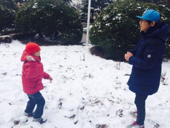 2014年2月8日，白百何晒出陈羽凡和儿子在雪地玩耍的照片（现已删除）