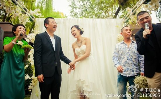 王朔女儿晒婚礼照 父亲缺席冯小刚证婚