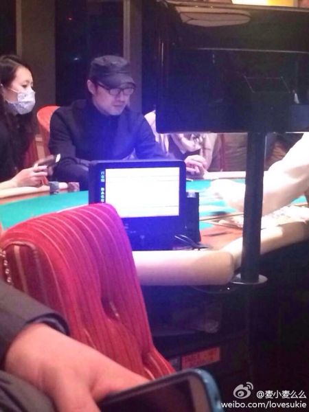 网曝汪峰现身澳门赌场 章子怡戴口罩陪伴
