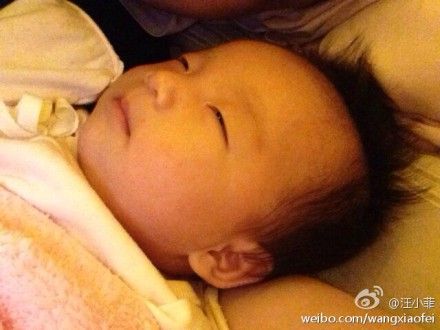汪小菲晒女儿和自己婴儿照 大s红唇魅惑