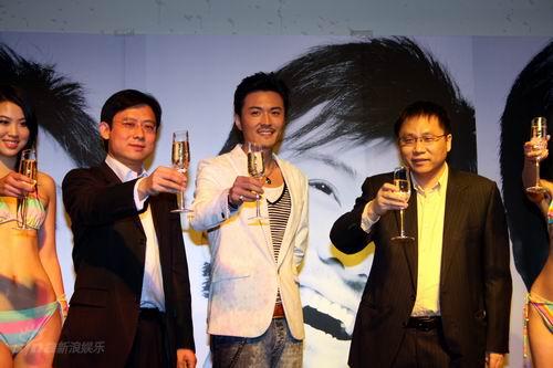 图文：于小伟签约唐德凤凰-于小伟举杯庆祝