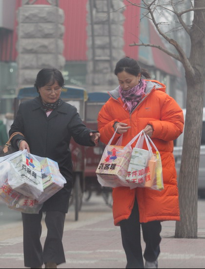 那英素面逛超市 春晚可能与费玉清合唱【图】