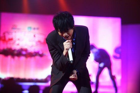 图文：年度港台男歌手信演唱激情演唱《我恨你》_影音娱乐_新浪网