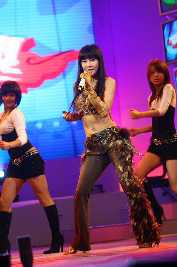 图文:网络盛典颁奖典礼开始 米娜热舞掀翻全场_影音娱乐_新浪网