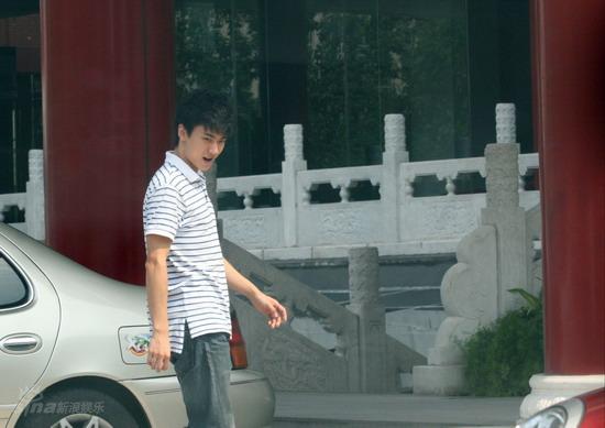图文：陈宝国购天价跑车-陈宝国儿子