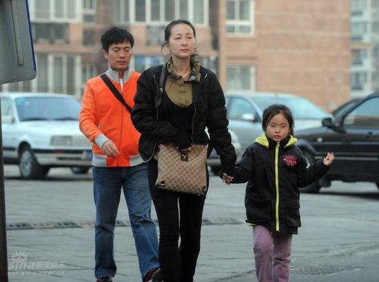 图文：黄健翔带女儿看病--第二任妻子带孩子