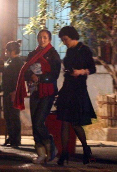 图文：章子怡风骚小腰--抱着衣服去洗浴