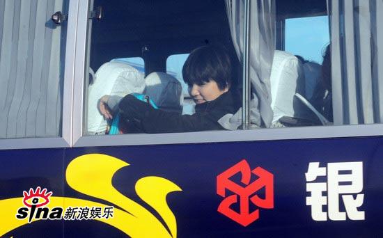 s.h.e北京城逛民俗街采办“年货”