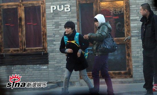 s.h.e北京城逛民俗街采办“年货”