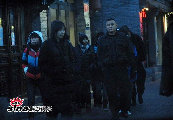 s.h.e北京城逛民俗街采办“年货”